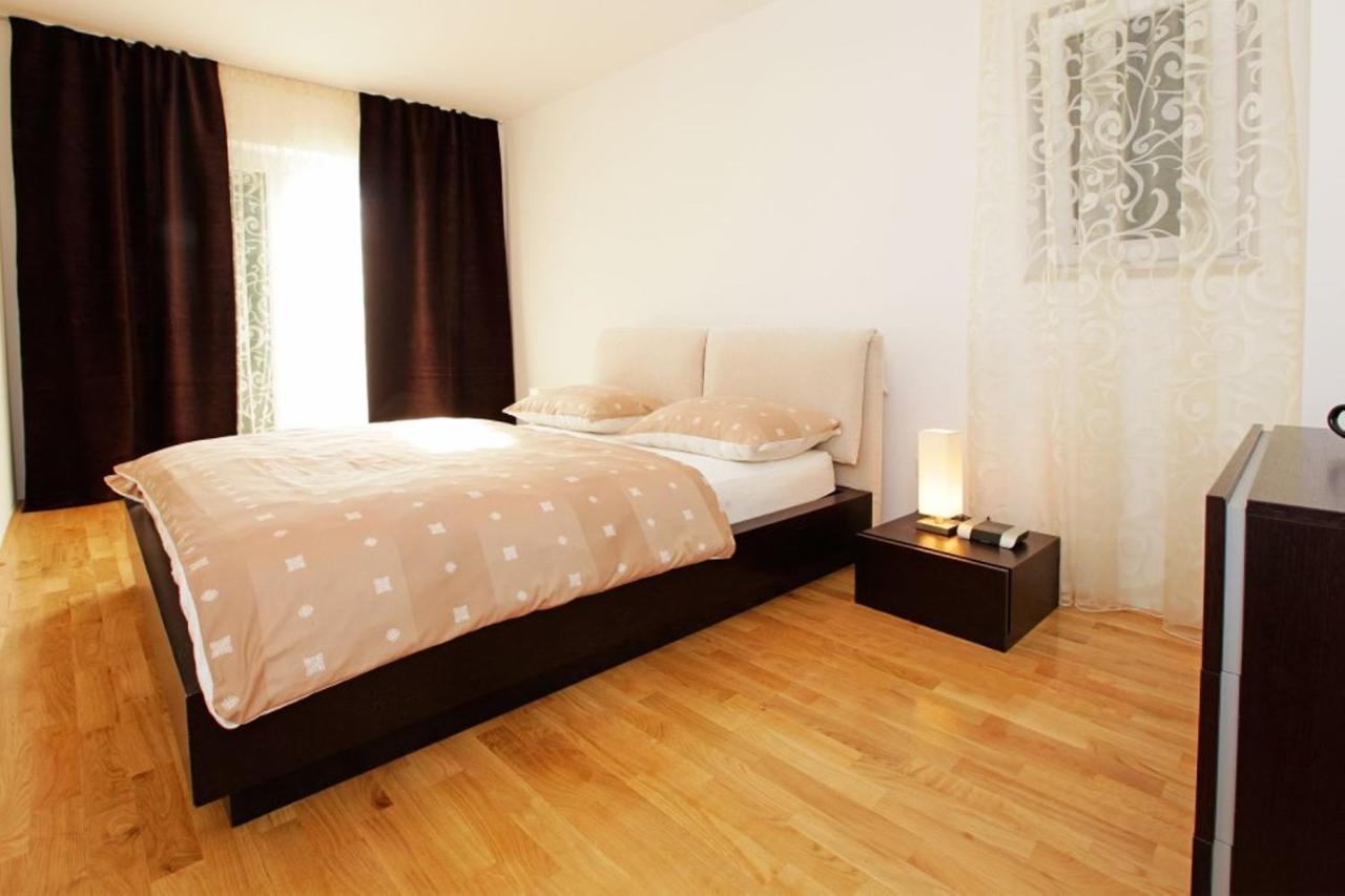 Apartment Bol A6 With Pool From 45 Eur Per Person Bagian luar foto